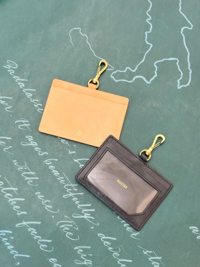 【革小物シリーズ"LOOP"】

ストラップを中心に、好みのポーチと組み合わせて何通りもの楽しみ方ができる旗艦店限定の革小物"LOOP"からIDケースが仲間入りしました！

お色はナチュラル、ブラックの2色展開です。

新生活のお供に革のIDケースを
相棒にしてみてはいかがでしょうか。

LOOP IDケース
ナチュラル／ブラック
¥6,600（税込）
・
・
・
・
・
・
#plotter #plottertokyo #plotter_life 
#leather #プロッター