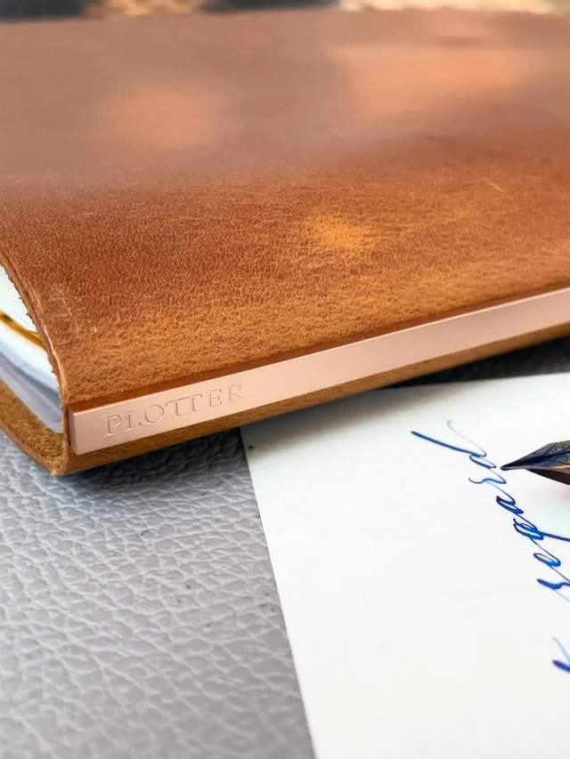 私たちPLOTTERは
この大切なアイコンモデルをはじめ
たくさんのクリエイティブツールの開発を
それらを発表する以前から
長い時間をかけて、深く掘り下げて考えてきました。

プロダクトそのものだけではなく
その背景にあるコンセプトやものがたりも含め
PLOTTERとして世界観を突き詰めてきました。

その緻密な作業の集積があってはじめて
やっと皆様のお手元にお届けできています。

そしてブランドをローンチしてからも
そのブランドストーリーとプロダクトたちは育ち続けています。

驚くような類似品が見受けられる昨今ですが
私たちはオリジナルである誇りを持って
これからもこの世界を丁寧に創り上げ
皆様にお届けしてまいります。

At PLOTTER, the development of our iconic models and creative tools begins long before they are ever revealed. We spend years delving deep into the 'why'—refining not just the product, but the concept and the narrative that define our world.

It is only through this accumulation of meticulous work that we are finally able to place our tools in your hands. Even after launch, our story and products continue to evolve and mature.

In an era where surprising imitations have become common, we stand firm in our pride as the original. We remain committed to crafting this world with care and delivering true authenticity to you.
.
.
.
.
.
.
.
.

.
.
.
.
.
#plotter #plotter_life #drawtoday #shapetomorrow #TheOriginalBackbone