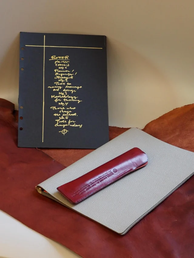 【エプロンの中の住人】

■スタッフN:
深いワイン色に惹かれてこのペンシースを迎えてから、もうすぐ半年。
必要最低限のペンが2本ほど入るので、仕事のときはいつもポケットに入れて連れ歩く、すっかり欠かせない相棒になりました。

毎日何気なく眺めていたので気付かなかったのですが、いつの間にか驚くほどツヤが増し、表情がぐっと変わっていました。
革は色が深まるものだと思い込んでいましたが、この子はツヤが出たことで、むしろ明るくなり、ラズベリーのような可愛らしい色味に育っています。

こちらはPLOTTER TOKYO限定で、バインダーを作る際に出た余り革から作られている一期一会のアイテム。
行くたびに出会える革が違うのも楽しいところ。
自分だけのお気に入りを、ぜひお店で探してみてはいかがでしょうか？

■紹介アイテム
余り革ペンシース　¥2,200(税込)

* 
* 
* 
* 
#plotter #plotter_ife #youareaplotter #プロッター