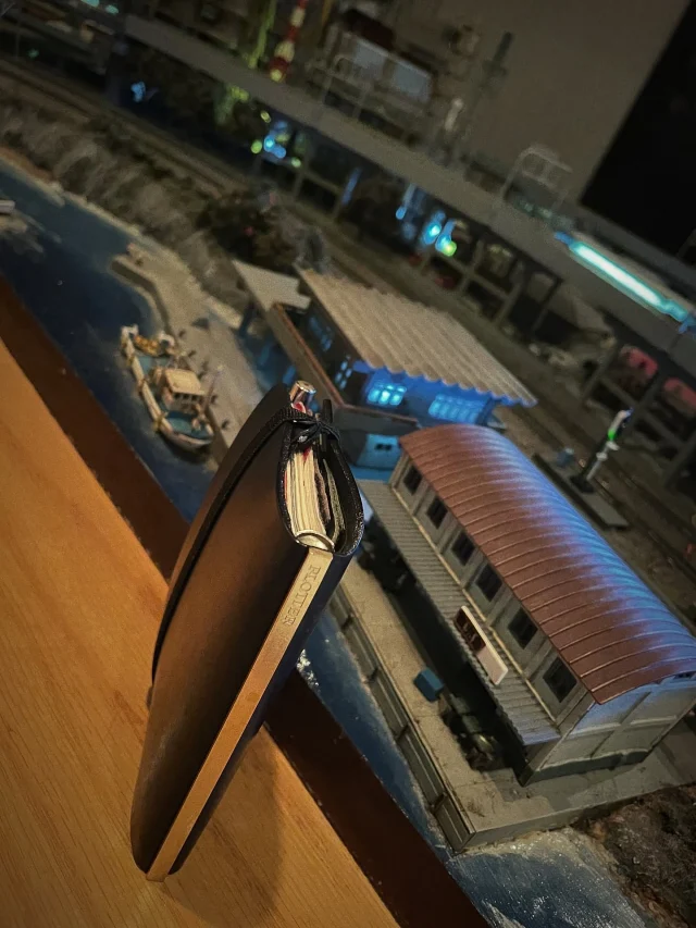 「アイデアの、はじまりの場所。」
大人の隠れ家のような、ジオラマの夜景。そこに、静かに、けれど存在感を放つ小さなブラックとゴールド。
趣味の時間と、創造の時間。このコントラストが、新しいひらめきをくれる。どこへ行くにも、一緒。
PLOTTER LIFE。

“The birthplace of ideas.”
Like a hidden gem for grown-ups,
the night view of the diorama.
Quietly yet powerfully present,
the small black and gold.
My time for hobbies and creation.
This contrast gives me new inspiration.
Wherever I go, it's with me.
PLOTTER LIFE.

.
.
.
.
.
.
.

.
.
.
.
.
#plotter #plotter_life #drawtoday #shapetomorrow #TheOriginalBackbone