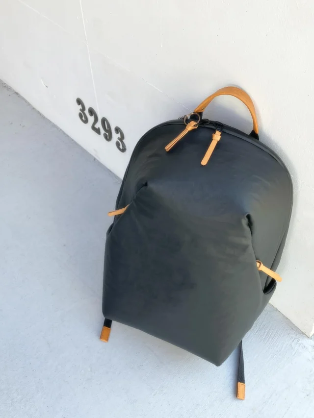 この時期の日本では、撥水性のあるバッグが必須ですね！
本日も、ベルーガのような愛嬌ある表情を纏った「PLOTTER デイパック」が、皆様のお越しを店頭で静かにお待ちしております。
安心してレザーバインダーを忍ばせて街へ飛び出すための、最高の相棒。その柔らかな佇まいと機能美を、ぜひお手に取って確かめてみてください。

Today as well, the PLOTTER Daypack—with its distinctive, rich character reminiscent of a gentle beluga—quietly awaits your arrival at our storefront. Crafted to carry your creative tools with elegance, its unique texture speaks of subtle sophistication. We look forward to welcoming you.

.
.
.
.
.
.
.
.
.
#plotter #デイパック 
#プロッター #レザーバインダー #plottertokyo