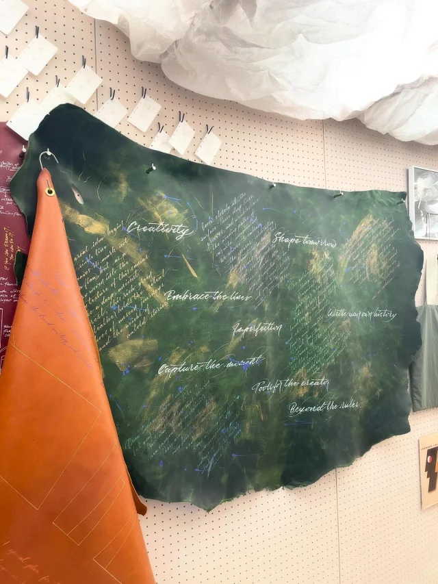 PLOTTER TOKYO限定の新レザーバインダー「ペルセラ」。
そのグリーンは、追加生産のたびに絶妙に色目が変わる、コントロールが難しくも、圧倒的に“革らしい”魅力に溢れた素材です。この革が持つ、オイルが美しく移動する「プルアップ」のプロセスを五感で表現したくて、新たにワイルドなインスタレーションを仕掛けました。
コントロールできない自然の揺らぎを、そのままデザインのエネルギーに変えていく。これぞPLOTTERの真骨頂です。

Meet our new PLOTTER TOKYO exclusive leather binder: 'PELSERA.' 
This green is beautifully unpredictable, changing its shade with every single batch—it’s tough to manage, but that’s exactly what makes it real leather. We wanted to show off the incredible 'pull-up' process where the oils move inside the skin, so we set up a brand new, wild installation. Come feel the raw energy of this leather!
.
.
.
.
.
.
.

#PLOTTER #PlotterTokyo #LimitedEdition #pullupleather
