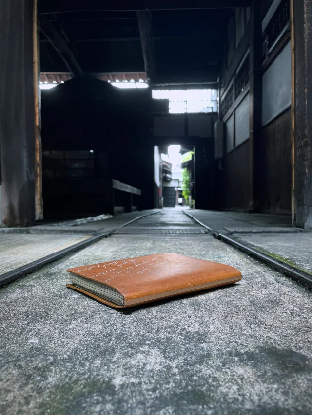 日本の書の原点である「毛筆」、そしてその一色を支える「墨」。今なおその伝統を守り続ける、奈良の「古梅園（こばいえん）」を訪れることができました。
1577年（天正5年）創業、440年以上の長きにわたり最高級の墨づくりを継承する日本最古の製墨ブランド。国の登録有形文化財にも指定されているその歴史的な製造拠点で、レザーバインダーを開く贅沢な時間を過ごしました。
形や道具は変わっても、「書く」という人間の根源的な行為は、今も昔も変わりません。圧倒的な時間の積み重ねに触れることで、そこから生まれる創造の味わいも、どこか深く変わっていくような気がします。

Stepping into history at Kobaien in Nara, Japan's oldest ink maker since 1577! Their beautiful, centuries-old workshop is a registered cultural property where time stands still. Bringing my leather binder into this sacred space felt incredibly special. Our tools might change over the eras, but the heart of writing stays exactly the same. Soaking in this history truly changes how I think and create.
.
.
.
.
.
.
.
#plotter #plotter_life #drawtoday #shapetomorrow #slowlifestyle