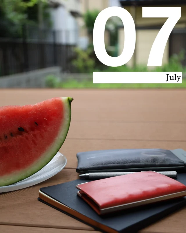 .
今月の #plotter2026monthlytopic は
【PLOTTERと夏休み】

■スタッフS
「夏休みはなにしようかな。
スイカを食べながら、
今年の夏の相棒“ブライドルレザーのミニ５とワクワクする時間。

山登り、キャンプ、バーベキュー、、
夏休みにしたいことを2mm方眼にリストアップ🖊
マス目を気にせず自由にかけるのがお気に入り。

使い込むほどにツヤが増すブライドル。
この夏でまた一歩、育ちそうな予感。
今年の夏は、このレザーバインダーと一緒にたくさん思い出を刻みたいと思います♪

みなさんは今年の夏の相棒は決まっていますか？」

みなさんもぜひ 
#plotter_plotterと夏休み　のハッシュタグをつけて投稿してください＾＾
.
.
.
.
.
.
.
.
.

#plotter2026monthlytopic
#plotter #plotter_life youareaplotter