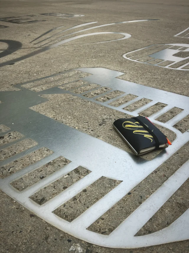 街を歩けば、あちこちに溢れる文字をモチーフにしたアートたち。
文字とは、古代から現代に至るまで、人類が発明した最も普遍的で偉大な「クリエイティブツール」です。言葉を形にし、思考を未来へ繋ぐその力。
紙と革というキャンバスを通して思考を紡ぐプロダクトだからこそ、PLOTTERは「文字」という究極の創作手段に対するリスペクトを、これからも決して忘れません。

Wandering through the city, one encounters art grounded in letters and typography at every corner. Letters are perhaps humanity’s greatest creative tool—a timeless medium that shapes thought and conveys imagination. As a brand dedicated to providing canvases for the mind, PLOTTER remains deeply committed to honoring the profound power of the written word.

#PLOTTER #Lettering #Typography #RespectTheWord #SystemOrganizer