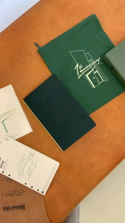 PLOTTER TOKYO 1st anniversary 
限定アイテムをご紹介

2026.9.23発売

レザーバインダーEmbrace  バイブルサイズ
Green
¥26,400

リフィルストレージ　バイブルサイズ
Green
¥2,970

リフィル 1mm Grid バイブルサイズ
¥660

フラットポーチ
¥1,760

カード
¥330

販売方法につきましては、１つ前の投稿をご確認ください
