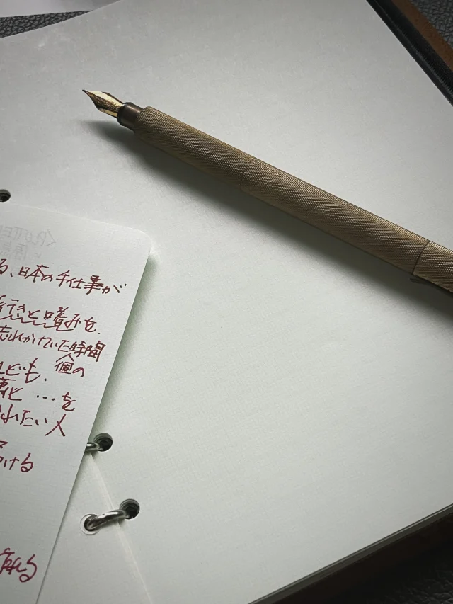 まるで無地のように見える1ミリ方眼リフィルの下に、TODOリストリフィルをあえて1枚挟んで使う。
書くときは透けて見えるガイドに従って文字が美しく整い、書き終えて視線を落とせば、そこには余計な罫線に邪魔されないクリアな紙面が広がります。あとで見返したときにも視覚的なノイズが一切なく、書いた当時の思考や記憶がぐっと鮮明に呼び覚まされる。
ガイドとしての機能を果たしながら、決して思考の邪魔をしない。この些細な重ね使いの中にも、道具を軽やかに使いこなす醍醐味があるような気がします。

.
.
.
.
.
#PLOTTER #1mmGridRefill #TODORefill #RefillHacks #SystemOrganizer