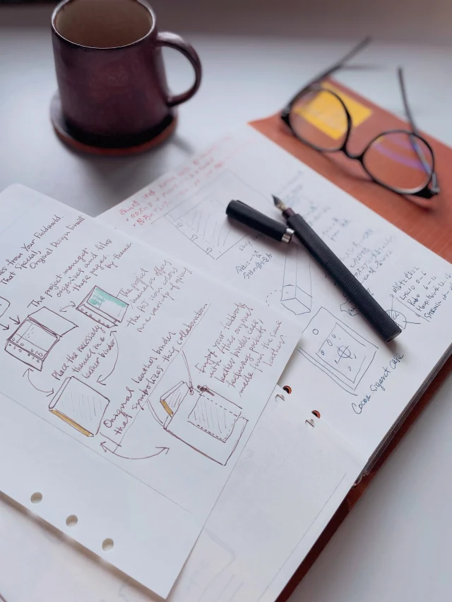 なにかモヤモヤしていたらとにかく書き出すことが一番だと思う。キーボードに向かわず、紙に向かって。すごくアナログで、スローで、手間な作業だけど、その直感的なアクションは、かえってゴールに近い気がする。急がば回れ、とはよく言ったもの。
PLOTTERが心掛けていることは「気軽さ」。メモなんて雑でも良くて、かえってその方が記憶に残ったりするもの。一枚一枚バラバラに書けるリフィルだから、書き直しが気にならないし、好きなようにページ順も変えられる。
このとてもシンプルなレザーバインダーとリフィルが、いつでもあなたの“書きたい気持ち”を待っています。

If you’re feeling a bit foggy-headed, I think the best thing to do is just start writing—not on a keyboard, but on paper. It’s a very analog, slow, and labor-intensive process, but that intuitive action actually feels like it brings you closer to your goal. As the saying goes, “Haste makes waste.”
What PLOTTER strives for is “casualness.” Notes don’t have to be neat—in fact, rough ones often stick in your memory better. Since the refills are loose sheets, you don’t have to worry about rewriting, and you can rearrange the pages however you like.
This very simple leather binder and its refills are always waiting for your “urge to write.”
.
.
.
.
.
#plotter #plotter_life #writingismyfreedom #drawtoday #shapetomorrow
