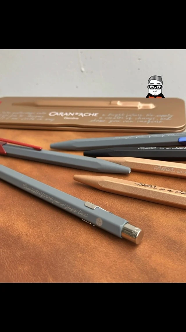 そして、プロダクトに対する想いの共鳴が生んだPLOTTERのレザーバインダーに似合うペン。
ペンもシンプルが一番。

PLOTTER ×CARAN D'ACHE（カランダッシュ）のスペシャル限定カラーのボールペンたちには、PLOTTERのアイデンティティが手書き文字で入っています。

The special limited-edition PLOTTER × CARAN D'ACHE ballpoint pens feature PLOTTER's identity written in handwritten lettering.
.
.
.
.

.
.
.
#plotter #plottertokyo #BeyondPLOTTER #drawtoday #shapetomorrow